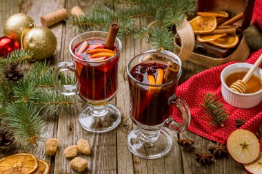 Eski ahşap arka planda sıcak şarap