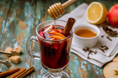 Bal sıcak şaraba karışıyor.