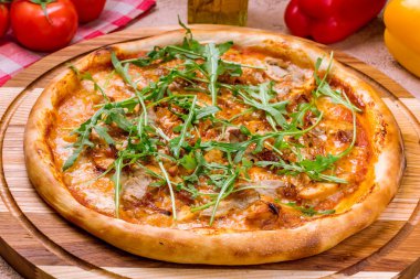 Et ve barbekü soslu pizza.