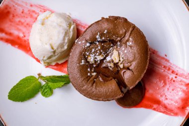 Bir kepçe dondurmalı çikolatalı şeker.