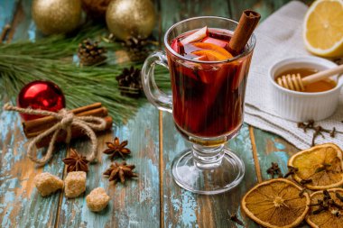 Eski ahşap arka planda sıcak şarap