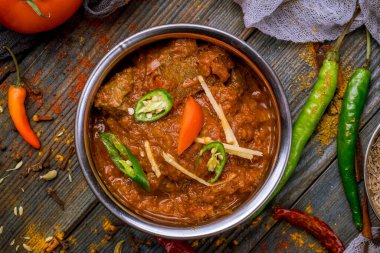 Bakırda koyun eti Rogan Josh Hint yemeği