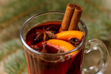 Eski ahşap arka planda sıcak şarap