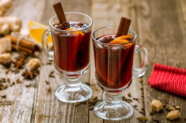 Eski ahşap arka planda sıcak şarap