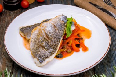 Izgarada sebzeli yumuşak dorado