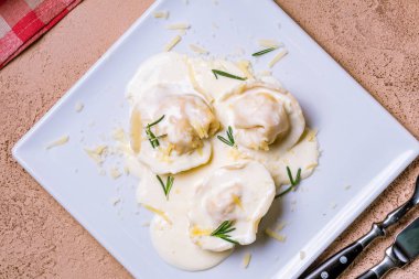 İtalyan mantısı ve somon.