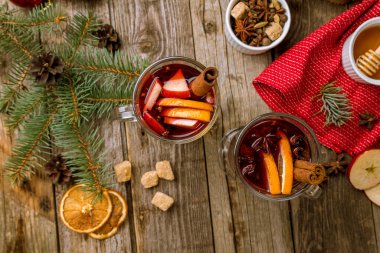 Eski ahşap arka planda sıcak şarap