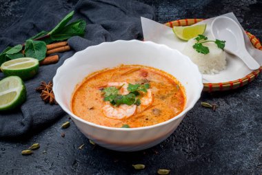 Geleneksel Vietnam baharatlı karidesli Tom Yam çorbası.