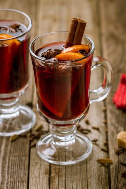 Eski ahşap arka planda sıcak şarap