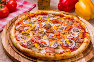 Geleneksel lezzetli İtalyan et pizzası. 