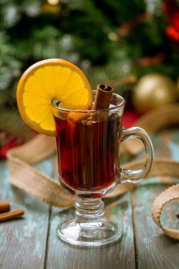 Eski ahşap arka planda sıcak şarap