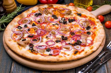 Ton balıklı ve soğanlı pizza.