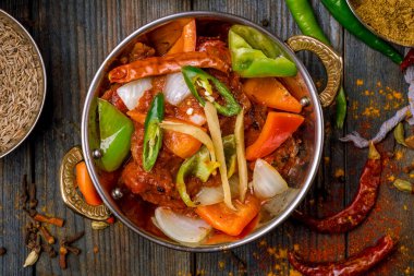 kadai tavuk Hint yemeği ya da ahşap arka planda Hint körisi