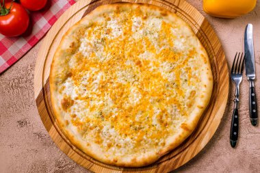 Tahta tabakta İtalyan Pizza Quattro formaggi