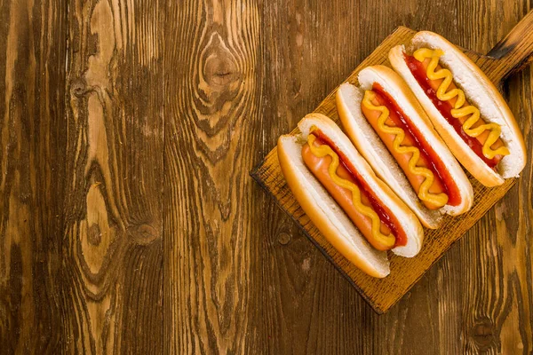 Tres Perros Calientes Clásicos Con Ketchup Mostaza — Foto de Stock