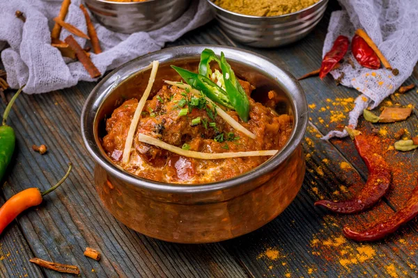 Csirke Tikka Masala Indiai Élelmiszer Fából Készült Háttér Fűszerek — Stock Fotó