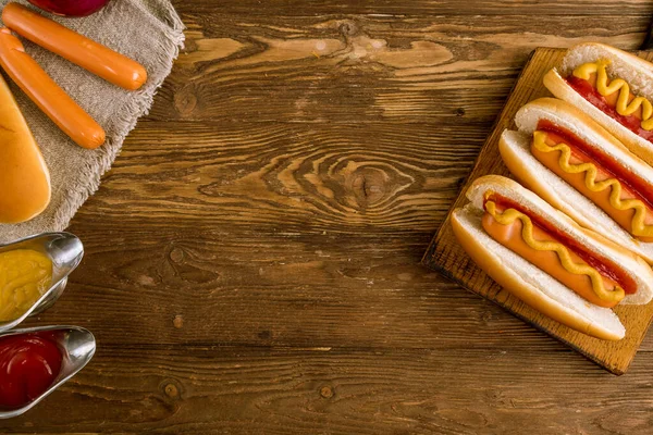 Três Cachorros Quentes Clássicos Com Ketchup Mostarda — Fotografia de Stock