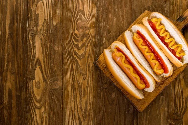 Três Cachorros Quentes Clássicos Com Ketchup Mostarda — Fotografia de Stock
