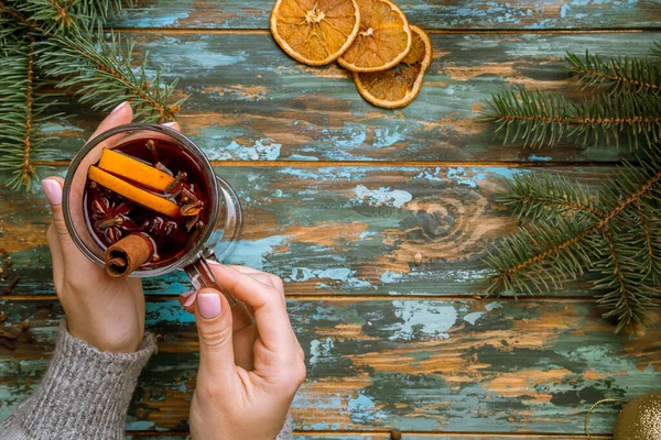 Vino Caliente Toman Las Manos — Foto de Stock