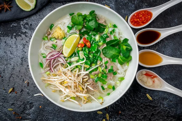Traditionelle Vietnamesische Nudelsuppe Pho — Stockfoto