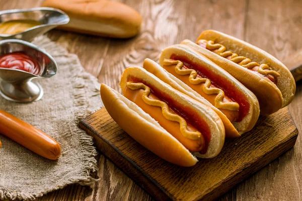 Três Cachorros Quentes Clássicos Com Ketchup Mostarda — Fotografia de Stock