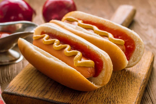 Dos Perros Calientes Clásicos Con Ketchup Mostaza — Foto de Stock