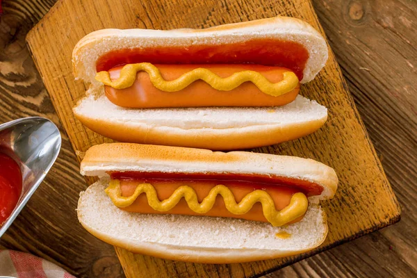 Dois Cachorros Quentes Clássicos Com Ketchup Mostarda — Fotografia de Stock