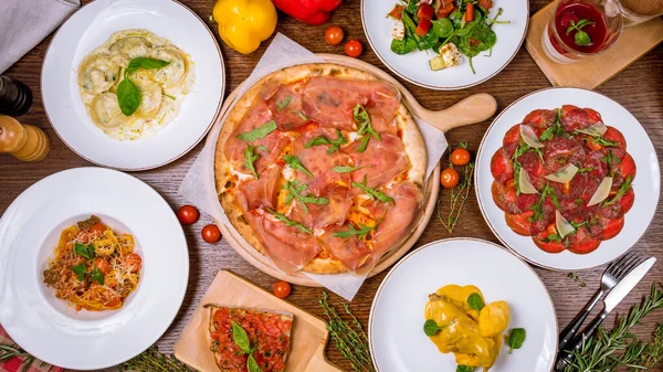 Varios Platos Diferentes Mesa Rebanando Carne Verduras Pizza Ravioles — Foto de Stock