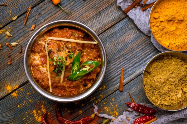 Pollo Tikka Masala Comida India Sobre Fondo Madera Con Especias — Foto de Stock