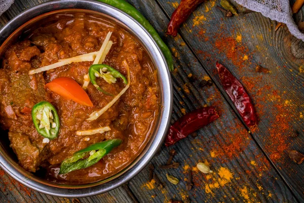 Bakırda Koyun Eti Rogan Josh Hint Yemeği — Stok fotoğraf