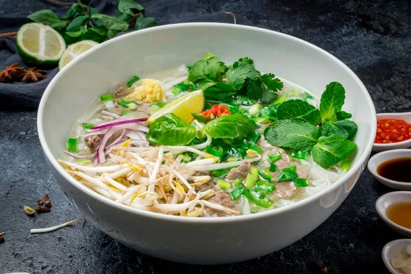 Traditionelle Vietnamesische Nudelsuppe Pho — Stockfoto