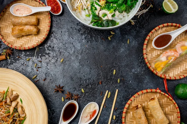 Různá Asijská Večeře Vietnamské Jídlo Pho Pho Nudle Jarní Závitky — Stock fotografie
