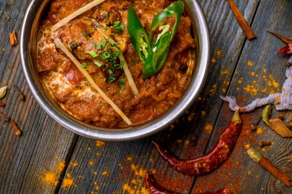 Huhn Tikka Masala Indisches Essen Auf Holzgrund Mit Gewürzen — Stockfoto