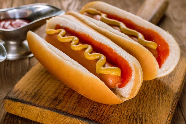 Dwa Klasyczne Hot Dogi Ketchupem Musztardą — Zdjęcie stockowe