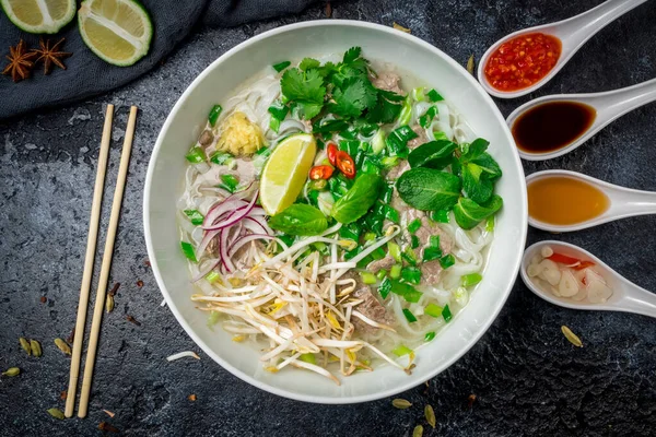 Traditionelle Vietnamesische Nudelsuppe Pho — Stockfoto