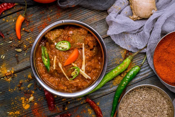 Bakırda koyun eti Rogan Josh Hint yemeği