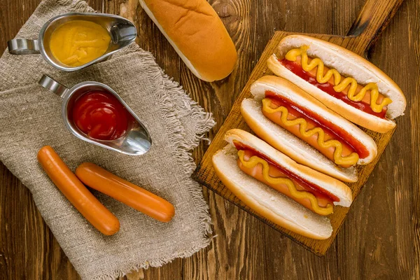 Três Cachorros Quentes Clássicos Com Ketchup Mostarda — Fotografia de Stock