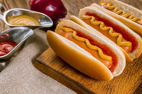 Tres Perros Calientes Clásicos Con Ketchup Mostaza — Foto de Stock