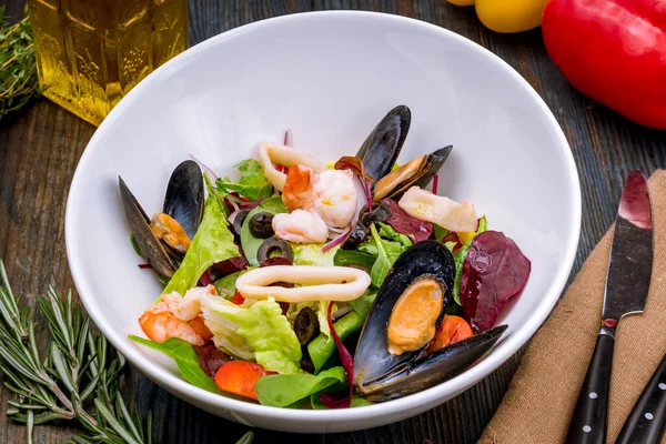 Salada Deliciosa Com Frutos Mar Azeitona — Fotografia de Stock