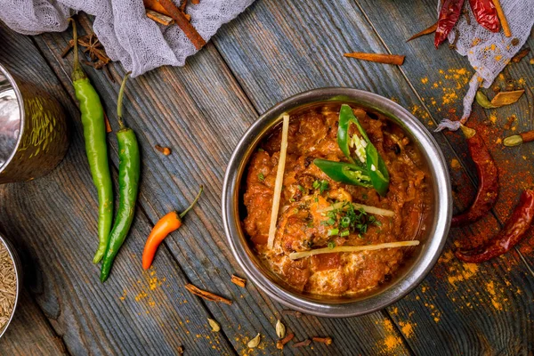 Huhn Tikka Masala Indisches Essen Auf Holzgrund Mit Gewürzen — Stockfoto