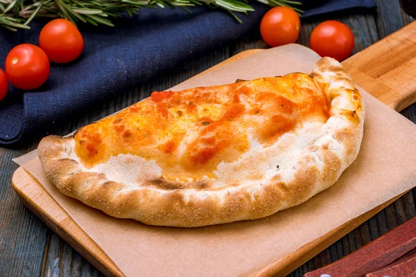 Закрытая Пицца Кальцоне Деревянной Тарелке — стоковое фото