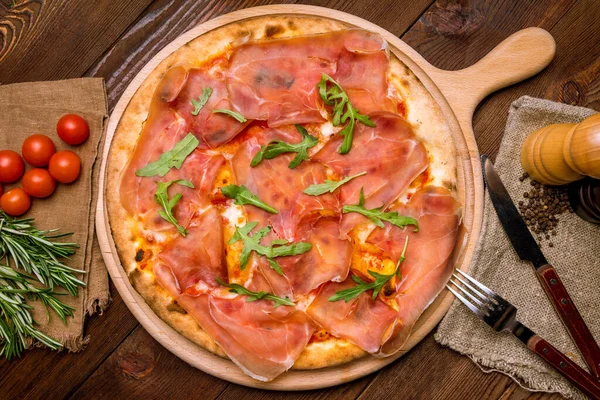 Pizza Szynką Parmeńską Rukolą — Zdjęcie stockowe