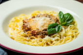 Italské tradiční špagety Boloňské špagety na talíři