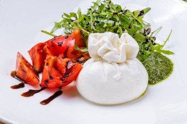 Buratta peynirli salata. 