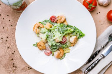 karidesli salata sezarı