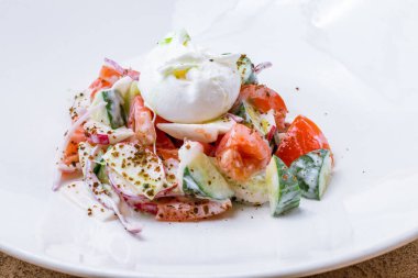 Güzel taze sebze salatası ve haşlanmış yumurta.