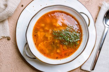 Çamur tabakta sebze çorbası.