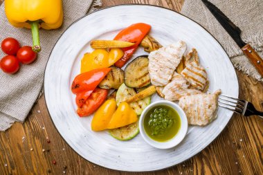 Kızarmış hindi ve ızgara sebze.