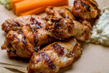 Mavi peynir soslu tavuk kanadı.