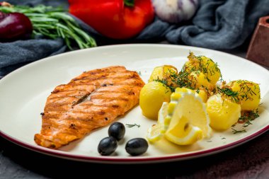 Izgarada somon bifteği